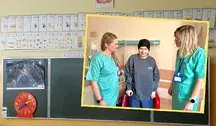 Klasa szkolna i zdjęcie pacjentki w towarzystwie pielęgniarek.