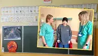 Klasa szkolna i zdjęcie pacjentki w towarzystwie pielęgniarek.