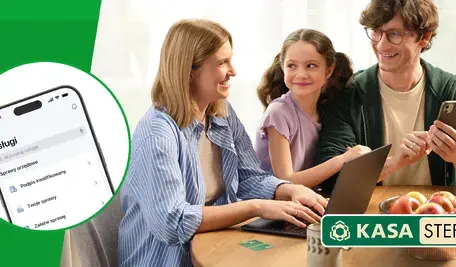 Rodzina korzystająca z aplikacji mObywatel na telefonie, z logo Kasy Stefczyka, w przytulnym wnętrzu. Kobieta, mężczyzna i dziecko używają laptopa oraz smartfona do realizacji usług cyfrowych