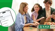 Rodzina korzystająca z aplikacji mObywatel na telefonie, z logo Kasy Stefczyka, w przytulnym wnętrzu. Kobieta, mężczyzna i dziecko używają laptopa oraz smartfona do realizacji usług cyfrowych
