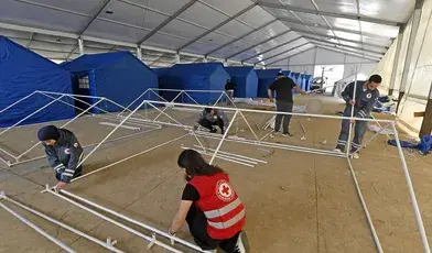 Montaż namiotów na terenie miejskiego stadionu w Bejrucie. Zamieszkają w nich uchodźcy z południowego Libanu, którzy musieli uciekać przed armią Izraela