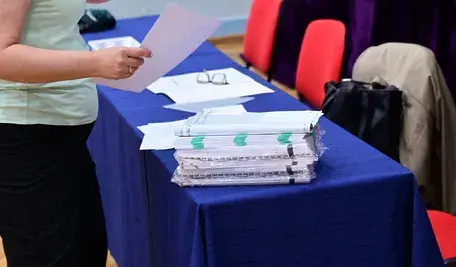 Maturzyści piszą egzamin z matematyki, a część prac zostaje unieważniona z powodu wniesienia telefonów komórkowych na salę egzaminacyjną.