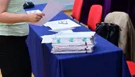 Maturzyści piszą egzamin z matematyki, a część prac zostaje unieważniona z powodu wniesienia telefonów komórkowych na salę egzaminacyjną.