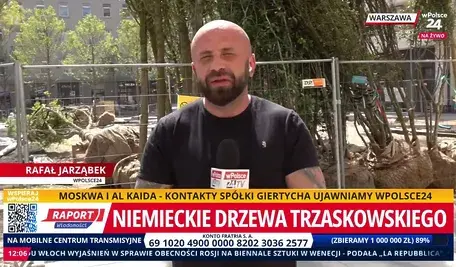 Rafał Jarząbek z wPolsce24 relacjonuje na żywo rewitalizację miejskich skwerów w Warszawie. W tle widoczne są drzewa z niemieckich szkółek, które są sadzone w stolicy
