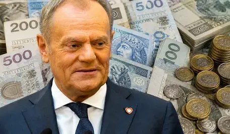 Premier Donald Tusk na tle pieniędzy