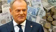 Premier Donald Tusk na tle pieniędzy