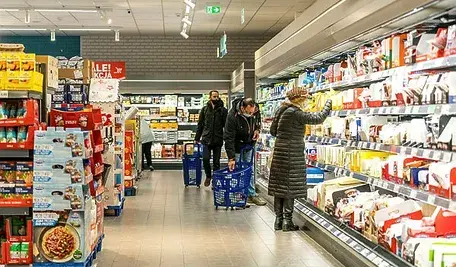Klienci sklepu podczas zakupów