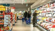Klienci sklepu podczas zakupów