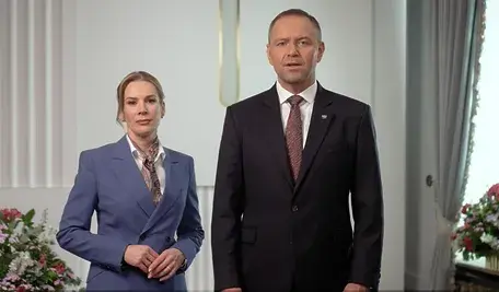 Prezydent Andrzej Duda i Pierwsza Dama Agata Kornhauser-Duda w nagraniu z okazji Dnia Godności Osób z Niepełnosprawnością Intelektualną, stojąc razem przed dekoracjami kwiatowymi w Pałacu Prezydenckim