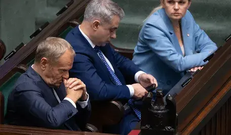 Donald Tusk, Krzysztof Gawkowski Barbara Nowacka  siedzą w Sejmie. Tusk jak zwykle wkurzony, Nowacka nieobecna duchowo, a Gawkowski zdaje się mieć wszystko w nosie