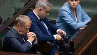 Donald Tusk, Krzysztof Gawkowski Barbara Nowacka  siedzą w Sejmie. Tusk jak zwykle wkurzony, Nowacka nieobecna duchowo, a Gawkowski zdaje się mieć wszystko w nosie