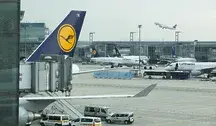 Samolot pasażerski Lufthansy na lotnisku, symbolizujący ograniczanie połączeń i odwoływanie lotów przez przewoźnika w związku z kryzysem paliwowym i restrukturyzacją.