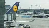 Samolot pasażerski Lufthansy na lotnisku, symbolizujący ograniczanie połączeń i odwoływanie lotów przez przewoźnika w związku z kryzysem paliwowym i restrukturyzacją.