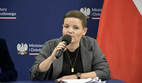Minister kultury Marta Cienkowska informuje o podpisaniu nowelizacji rozporządzenia dotyczącego opłaty reprograficznej, która rozszerza katalog urządzeń objętych systemem rekompensat dla twórców.
