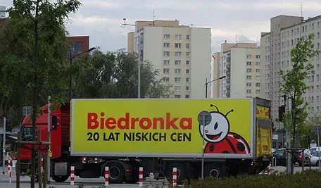 Ciężarówka dostawcza sieci sklepów Biedronka podczas transportu