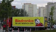Ciężarówka dostawcza sieci sklepów Biedronka podczas transportu