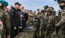 Prezydent RP Karol Nawrocki wspólnie z Prezydentem Republiki Litewskiej Gitanasem Nausėdą w okolicach miejscowości Kamień na Litwie obserwowali współdziałanie wojsk z Polski, Litwy, Stanów Zjednoczonych i Portugalii w ramach ćwiczeń wojskowych „Brave Griffin 26–II”