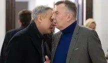 Asy Nowej Lewicy, czyli minister w randze wicepremiera Krzysztof Gawkowski szepcze coś byłemu ministrowi nauki Dariuszowi Wieczorkowi 