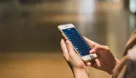 Kobieca dłoń trzymająca telefon