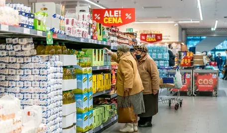 Seniorki kupują olej, niedługo ceny wzrosną, bo trzeba będzie dopłacić za opakowanie 
