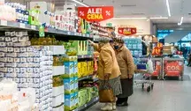 Seniorki kupują olej, niedługo ceny wzrosną, bo trzeba będzie dopłacić za opakowanie 
