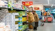 Seniorki kupują olej, niedługo ceny wzrosną, bo trzeba będzie dopłacić za opakowanie 