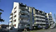 Niemcy masowo wykupują mieszkania w Polsce i wynajmują je Polakom. Blok w Warszawie