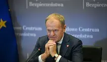Warszawa, 06.05.2026. Premier Donald Tusk podczas posiedzenia sztabu kryzysowego w KPRM w Warszawie, w związku z pożarem lasów w powiecie biłgorajskim, 6 bm. Pożar w lasach w powiecie biłgorajskim na Lubelszczyźnie wybuchł 5 bm. w godzinach popołudniowych na terenie Puszczy Solskiej, obszaru na którym znajduje się szereg form ochrony przyrody jak rezerwaty przyrody, parki krajobrazowe, obszary sieci Natura 2000, pomniki przyrody czy ochrona gatunkowa roślin i zwierząt. (mr) 