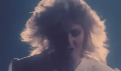 Rzecznik Bonnie Tyler poinformował, że po przejściu pilnej operacji lekarze wprowadzili ją w śpiączkę 
