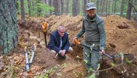 Prace poszukiwawcze na terenie podobozu KL Ravensbrück – Kalisz Pomorski (fot. IPN)” Archeolodzy i specjaliści IPN prowadzą wykopaliska na terenie podobozu KL Ravensbrück w Kaliszu Pomorskim. Celem prac jest odkrycie miejsc pochówku ofiar niemieckiego obozu z czasów II wojny światowej. Na zdjęciu widać badaczy przy pracy w lesie, podczas poszukiwań szczątków więźniów, którzy zginęli w wyniku brutalnych warunków obozowych