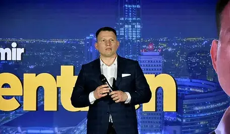 Sławomir Mentzen podczas wystąpienia publicznego
