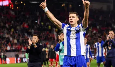 Jan Bednarek  podnosi ręce w geście zwycięstwa po tryumfie Porto nad Utrechtem