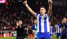 Jan Bednarek  podnosi ręce w geście zwycięstwa po tryumfie Porto nad Utrechtem