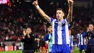 Jan Bednarek  podnosi ręce w geście zwycięstwa po tryumfie Porto nad Utrechtem