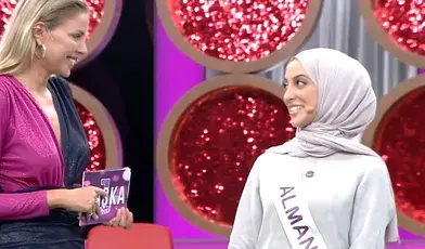 Finalistka Miss Niemiec Büsra Sayed stoi na scenie w hidżabie podczas finału konkursu, wywołując dyskusję o różnorodności i wolności religijnej