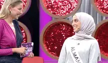 Finalistka Miss Niemiec Büsra Sayed stoi na scenie w hidżabie podczas finału konkursu, wywołując dyskusję o różnorodności i wolności religijnej