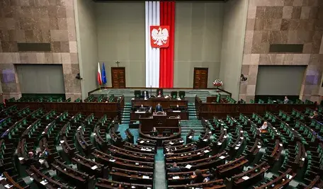 Trend jest wyraźny. Główna partia koalicji rządzącej wyraźnie traci poparcie