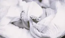 Czarno-białe zdjęcie niemowlęcia