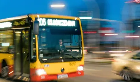 Warszawski autobus miejski okazał się dla 58-latki śmiertelną pułapką
