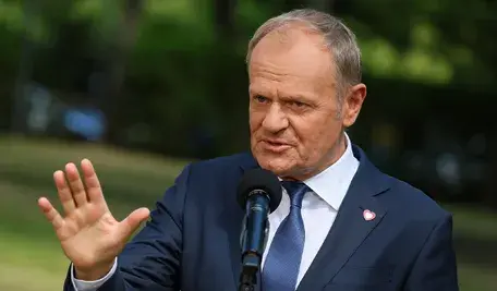 Warszawa, 09.06.2026. Premier Donald Tusk na konferencji prasowej przed siedzibą KPRM w Warszawie po posiedzeniu rządu, 9 bm. Monika Piątkowska będzie wspólną kandydatką KO i PSL w przedterminowych wyborach na prezydenta Krakowa. (jm) PAP/Paweł Supernak