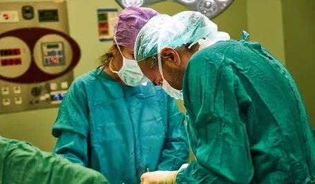 Lekarze przeprowadzający operację