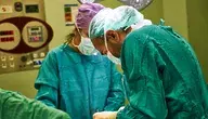 Lekarze przeprowadzający operację