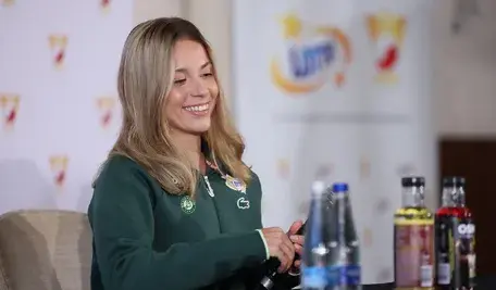 Maja Chwalińska podczas konferencji prasowej po powrocie z Paryża.