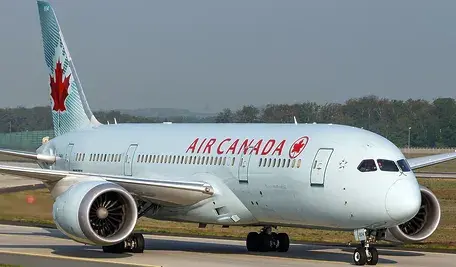 Kapitan linii lotniczej Air Canada, który od blisko 17 lat woził pasażerów, jest oskarżony o używanie fałszywych uprawnień