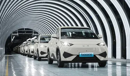 Linia produkcyjna samochodów elektrycznych BYD w chińskiej fabryce – auta ustawione w rzędzie w hali przemysłowej, gotowe do wyjazdu z linii montażowej