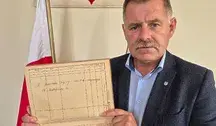 Burmistrz Jordanowa Andrzej Malczewski trzyma dokument w urzędzie – fotografia ilustrująca jego stanowisko wobec transkrypcji małżeństw jednopłciowych.
