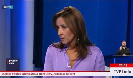 Dorota Wysocka-Schnepf podczas debaty w TVP Info, zbliżenie na jej twarz w trakcie odpowiadania na pytania, w tle studio telewizyjne.
