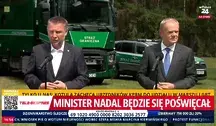 Marcin Kierwiński i Donald Tusk podczas konferencji prasowej przed pojazdami Straży Granicznej – materiał wideo wPolsce24 dotyczący wotum nieufności wobec szefa MSWiA.
