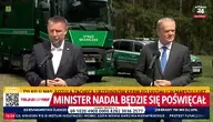 Marcin Kierwiński i Donald Tusk podczas konferencji prasowej przed pojazdami Straży Granicznej – materiał wideo wPolsce24 dotyczący wotum nieufności wobec szefa MSWiA.