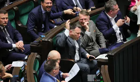 Lider Konfederacji Sławomir Mentzen nie straci immunitetu za odpalani racy na marszu niepodległości
